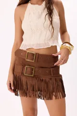 Minifalda marrón de símil gamuza con flecos en el ruedo y doble cinturón con hebillas metálicas.