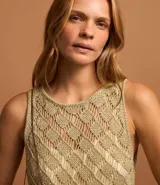 Vestido midi sin mangas color beige, tejido al crochet con patrón geométrico calado.