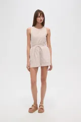 Short de algodón a rayas verticales rojas y blancas, de calce alto y holgado, con cintura elastizada y lazo ajustable.