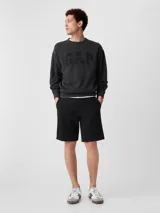 Short negro de gabardina con bolsillos laterales y traseros.