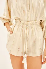 Short de calce relajado confeccionado en jacquard con hilos de colores y bolsillos laterales.