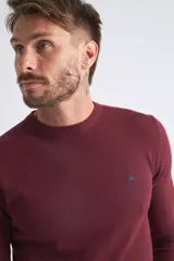 Sweater de algodón en butoné color verde, con cuello redondo, puños y dobladillo acanalados, y logo bordado en el pecho.