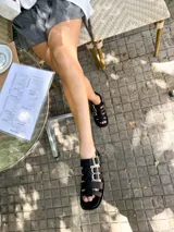 Sandalias de cuero negro con pulsera desmontable y hebillas laterales para ajustar, de 2 cm de taco.