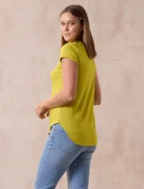Remera de modal color fucsia, marca Cupio, con cuello redondo y manga corta.