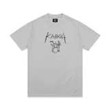 Remera gris con estampado de un baterista y la palabra "Kaboa" escrita a mano.