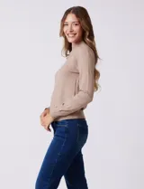 Buzo blanco de la marca Ninety Clothing, con cuello alto y manga larga, confeccionado en tejidos combinados.