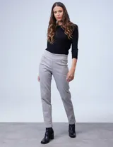 Jegging de algodón elastizado color gris claro, con pretina ancha elastizada de tiro alto, bolsillos laterales simulados con remaches metálicos y bolsillos traseros funcionales.