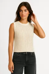Musculosa color crema de algodón con cuello redondo y corte recto.