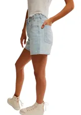 Short de jean celeste con cintura alta y corte recto.