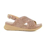 Sandalia de cuero color beige con plataforma baja, tiras cruzadas con perforaciones y hebilla lateral.