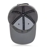 Gorra de béisbol gris con logo de Penguin en etiqueta rectangular al frente.