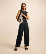 Blusa sin mangas color blanco, con cuello redondo y espalda abierta con escote en U.