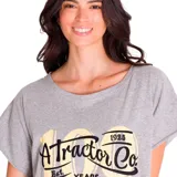 Remera de mujer gris con estampado frontal de Caterpillar. Confeccionada en tejido triblend jersey de algodón, poliéster y viscosa.