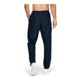 Pantalón deportivo negro de tejido ligero, con logo Under Armour estampado en blanco en la pierna izquierda.