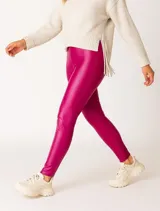 Calza legging de simil cuero color fucsia.