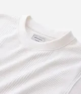 Remera de hombre color blanco, de corte regular, con cuello redondo y manga corta. Presenta textura vertical.