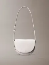 Cartera tipo saddle color blanco, con correa de hombro ajustable y cierre con solapa magnética.