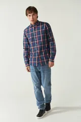 Camisa de manga larga a cuadros rojos y negros, de corte slim fit, con cuello abotonado y logo bordado en el pecho. Confeccionada en algodón.