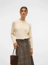 Sweater de punto color crudo, con cuello redondo y ajuste regular.