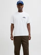 Camiseta blanca de manga corta y cuello redondo, con calce holgado. Estampa pequeña en el pecho con la frase "Sharp Shooters".