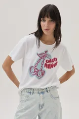 Remera blanca de algodón con estampa de cerezas y texto 'Cherry Amour' en el frente.