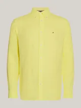 Camisa de lino color amarillo claro, de corte regular, cuello abotonado y manga larga.