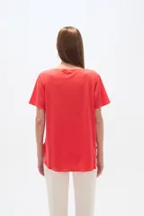 Blusa roja de poliamida, corte ancho y cuello en V.