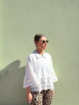 Camisa blanca de mangas 3/4 con detalles de broderie en las mangas y en el ruedo.