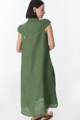 Vestido camisero celeste de lino, corte midi, con cuello camisero, mangas cortas con volados y abotonadura frontal.