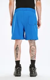 Bermuda azul francia de calce relax-fit con bolsillos delanteros con fuelle, cintura con elástico y cordón de ajuste. Tejido Water Repellent.
