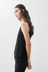 Musculosa verde de algodón con escote redondo.