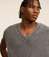 Chaleco masculino de punto con cuello en V, diseño boxy, barras contrastantes y efecto desteñido.