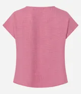 Blusa sin mangas confeccionada en crepé color rosado, con cuello redondo y fruncido lateral.