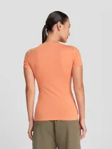 Remera celeste de corte clásico, con cuello en V y mangas cortas.
