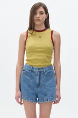 Musculosa ajustada de tejido morley color verde oliva, con cuello redondo y ribetes en color bordó en el cuello y sisas. Presenta un isotipo bordado en el pecho.