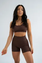 Short deportivo color marrón chocolate, de tiro alto y corte ajustado.