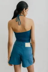 Short de denim color bordó, de tiro medio y corte recto.