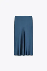 Falda midi azul petróleo de satén, tiro alto y cintura elástica.