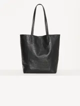 Bolso tipo tote negro de cuero vacuno con textura granulada, doble asa de hombro, apliques color marfil y logo JCH plateado en el frente. Incluye sobre desmontable en el interior.