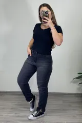 Pantalón jean gris oscuro, corte mom, tiro alto, con tajo en el ruedo.