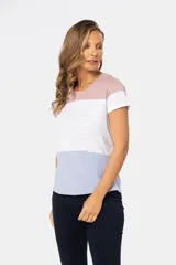 Remera de cuello redondo y manga corta con rayas horizontales en colores verde, rosa y blanco. De textura suave.