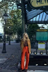 Blazer marrón de piel de ante, con cuello solapa, manga larga, bolsillos delanteros con solapa, forro interior a tono, abertura en la espalda y cierre frontal con botones.