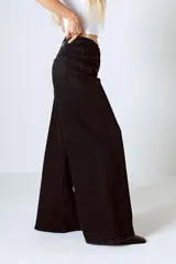 Pantalón de jean negro de tiro alto, corte wide leg y denim rígido.