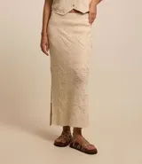 Pollera midi de punto color crema con diseño calado tipo ganchillo, corte recto y cintura elástica.