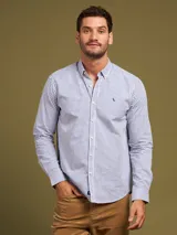 Camisa de cuadros azul con cierre frontal, manga larga y cuello clásico.