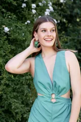 Enterito color verde agua, con escote en "V" profundo y sin mangas. Presenta aberturas en la cintura y corte ajustado.