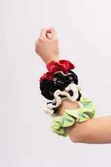 Colita de pelo tejida a mano en algodón, color celeste con detalles en verde lima.