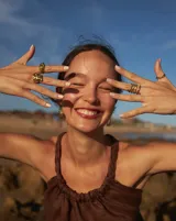 Anillo abierto de bronce con diseño texturizado.