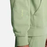 Hoodie de algodón verde con capucha ajustable, bolsillo tipo canguro, detalles de ribete y marca impresa y bordada.