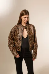 Chaqueta bomber con estampado animal print, cuello mao, cierre frontal y bolsillos con solapa.
